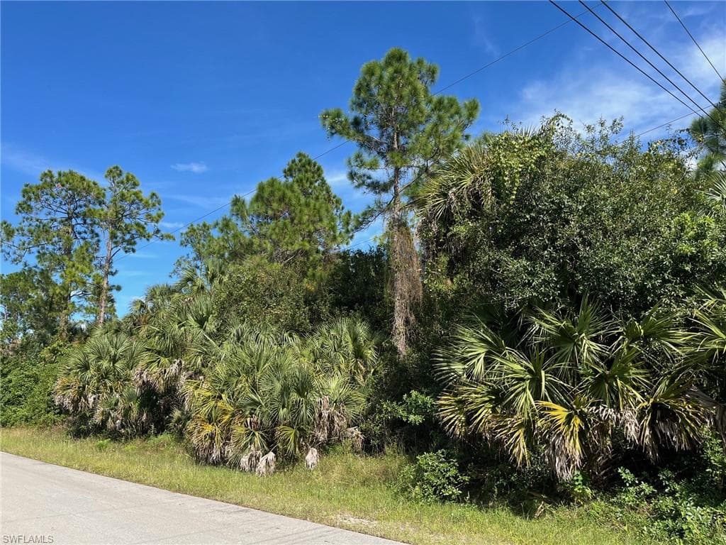 6th St NE, Naples, FL 34120-2