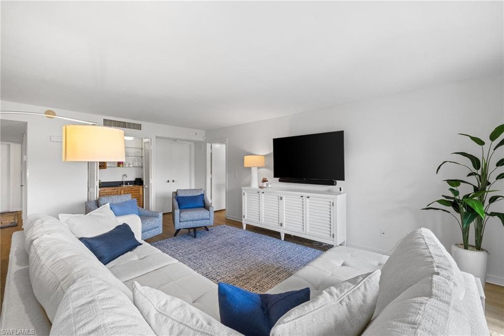 6710 Pelican Bay Blvd 422, Naples, FL 34108-4