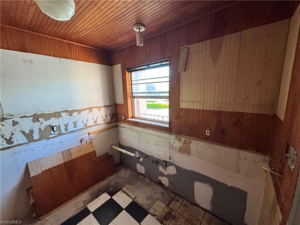 200 Turtle Lake Ct 205, Naples, FL 34105-8