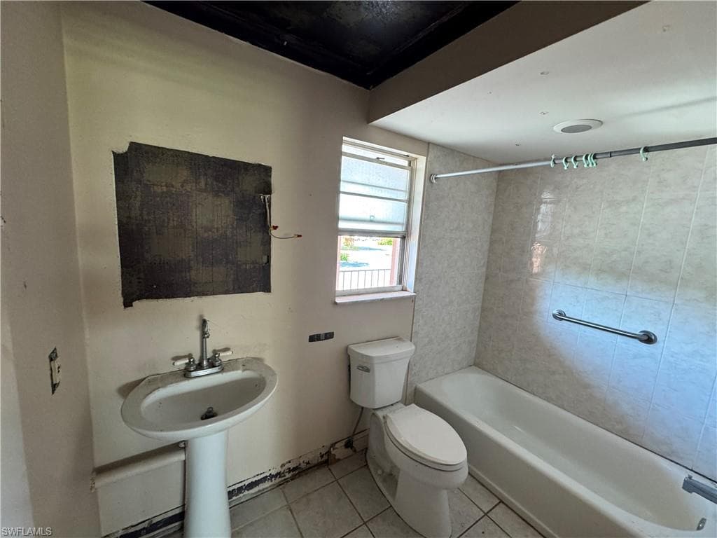 200 Turtle Lake Ct 205, Naples, FL 34105-16