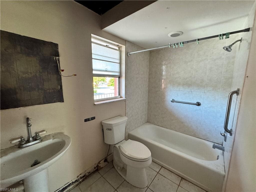 200 Turtle Lake Ct 205, Naples, FL 34105-17