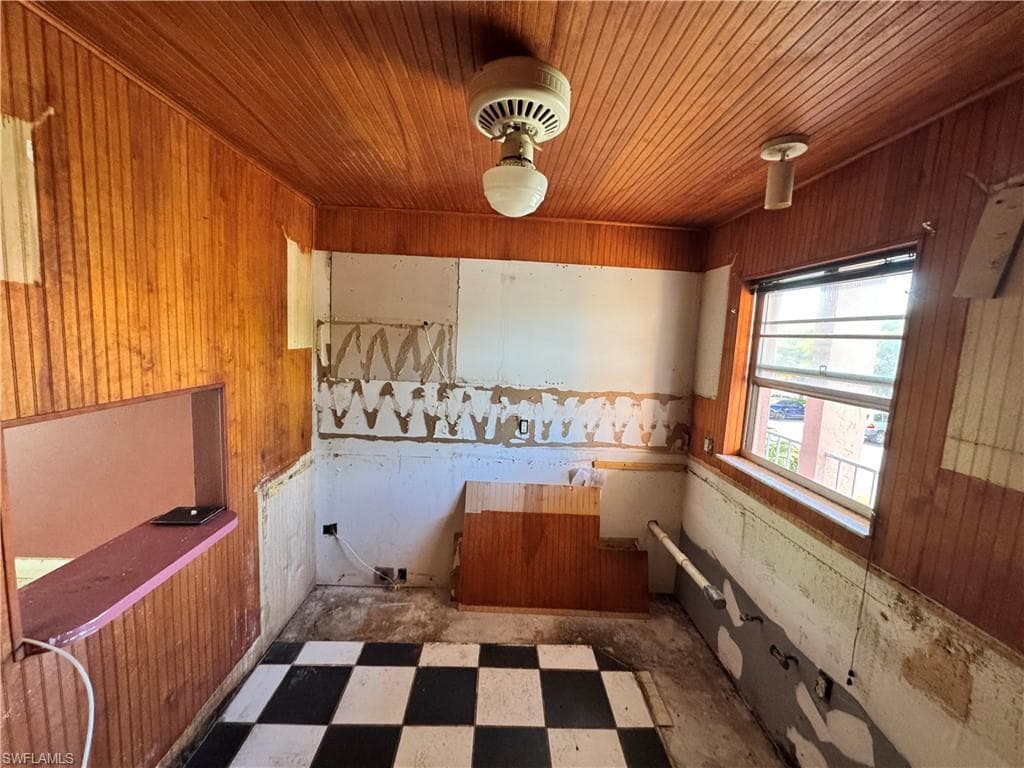 200 Turtle Lake Ct 205, Naples, FL 34105-1