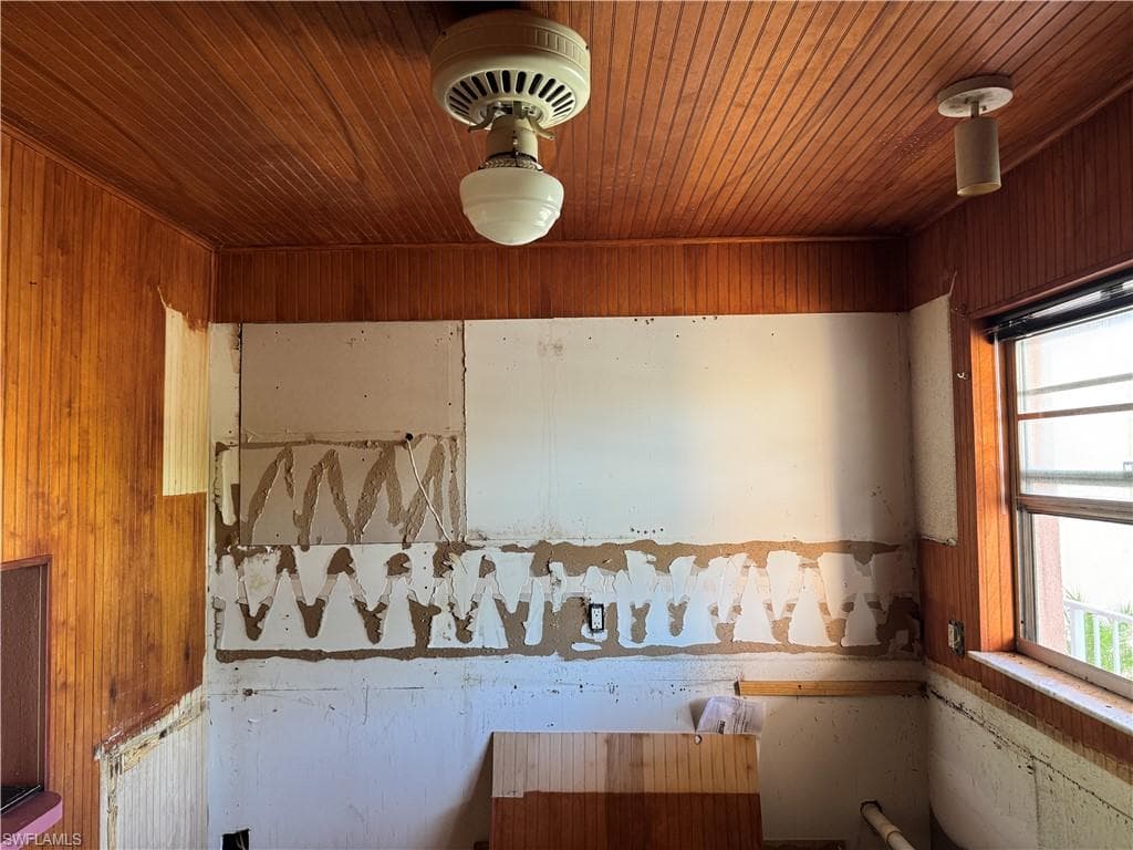 200 Turtle Lake Ct 205, Naples, FL 34105-2