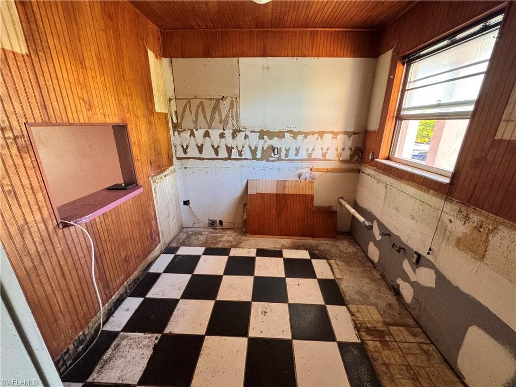 200 Turtle Lake Ct 205, Naples, FL 34105-7