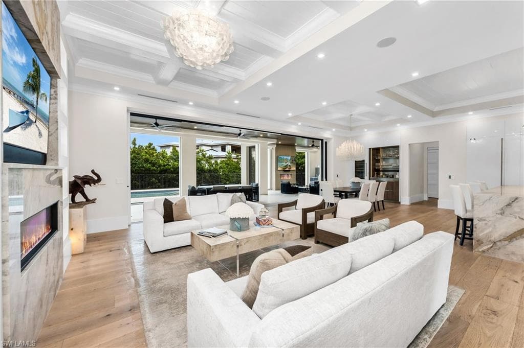 3190 Crayton Rd, Naples, FL 34103-8