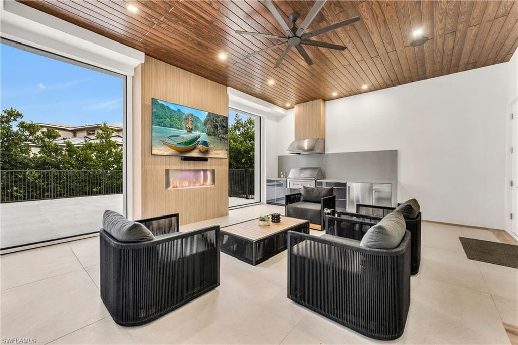 3190 Crayton Rd, Naples, FL 34103-34