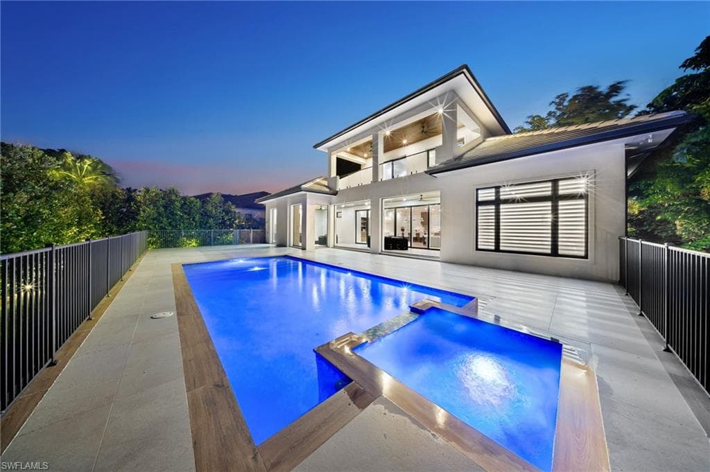 3190 Crayton Rd, Naples, FL 34103-37