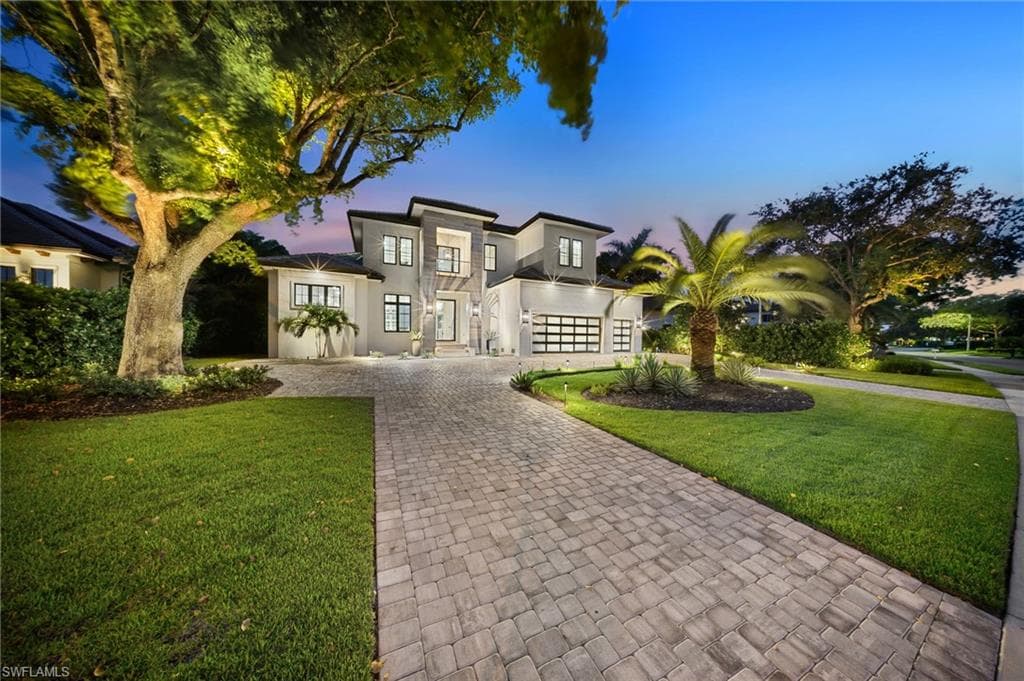 3190 Crayton Rd, Naples, FL 34103-2