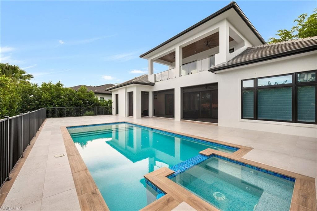 3190 Crayton Rd, Naples, FL 34103-38