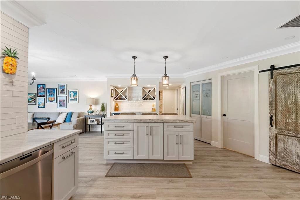 517 Parkwood Ln, Naples, FL 34103-8