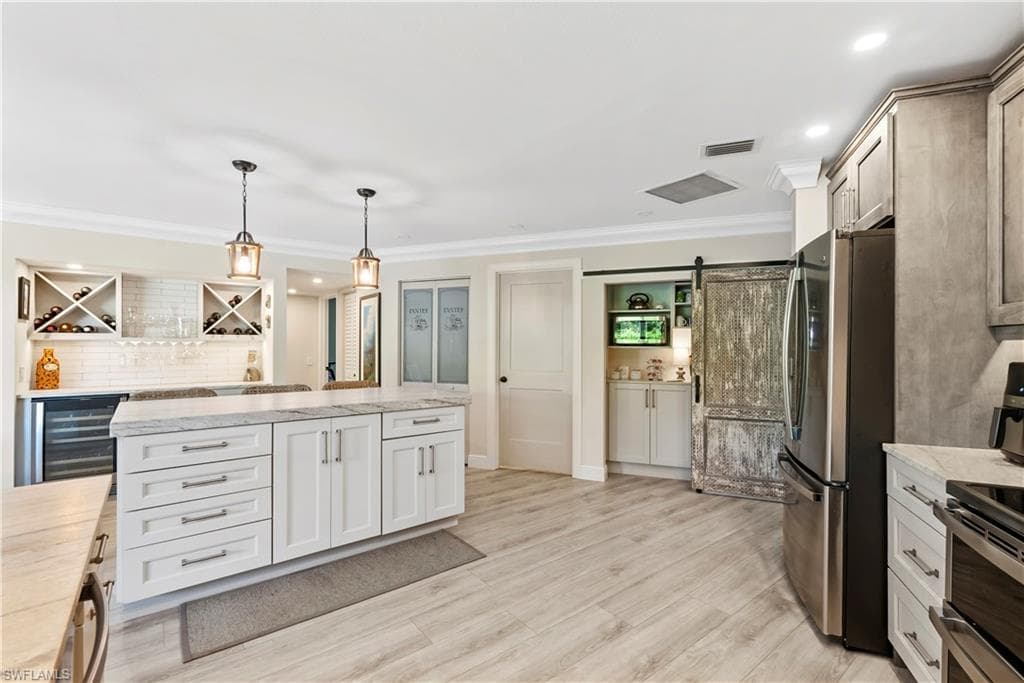 517 Parkwood Ln, Naples, FL 34103-9