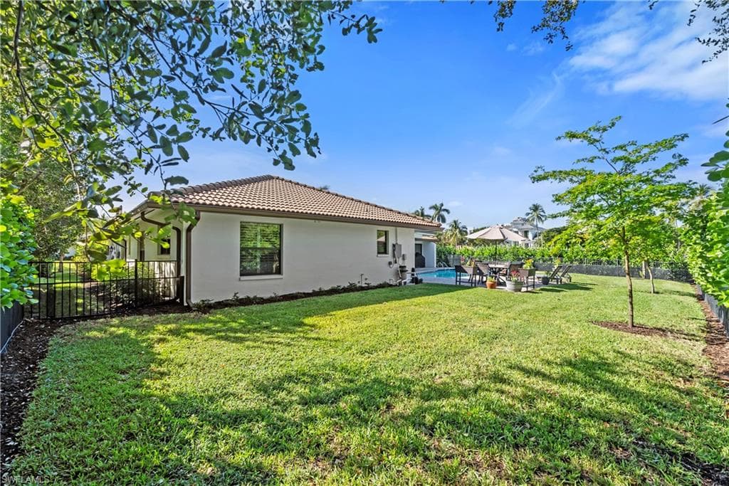 517 Parkwood Ln, Naples, FL 34103-27