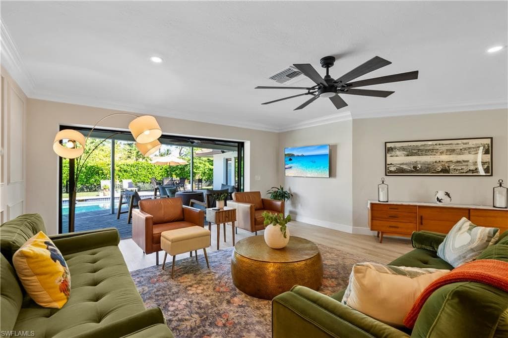 517 Parkwood Ln, Naples, FL 34103-3