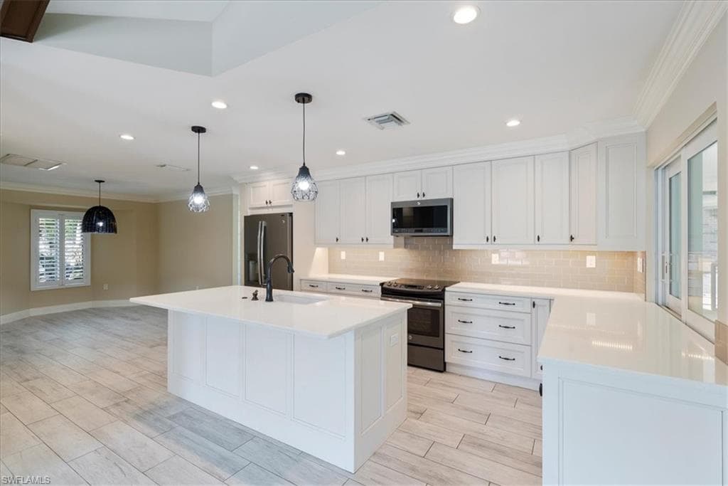 5501 Cynthia Ln, Naples, FL 34112-8