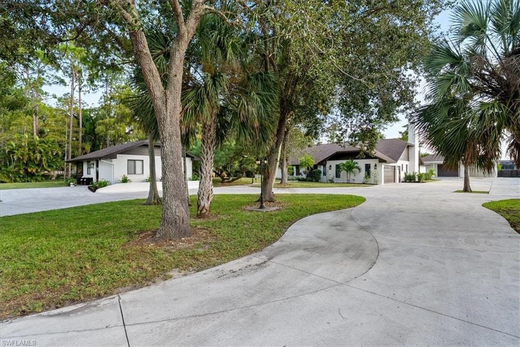 5501 Cynthia Ln, Naples, FL 34112-1