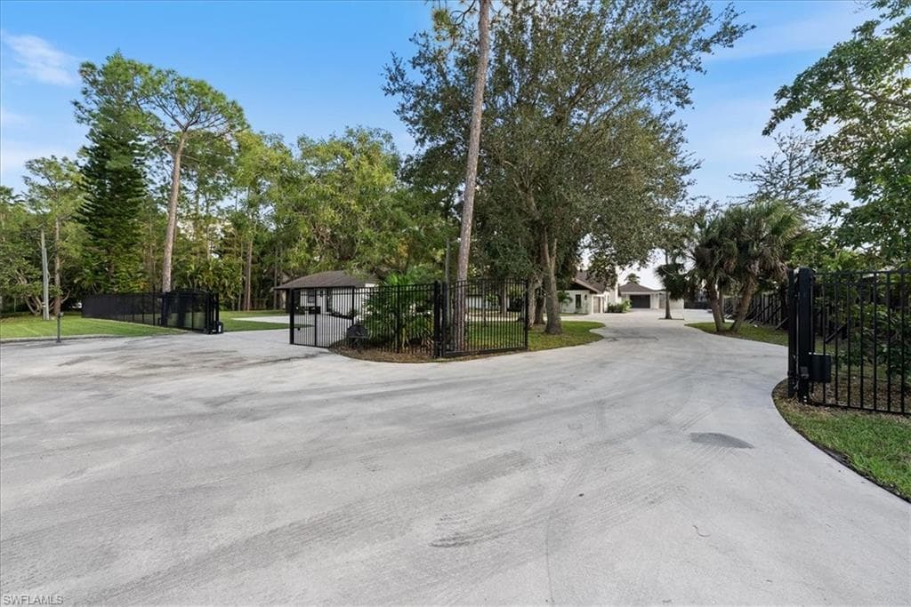 5501 Cynthia Ln, Naples, FL 34112-2