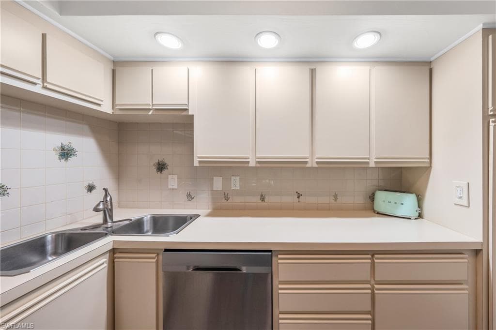 1977 Gulf Shore Blvd N 306, Naples, FL 34102-20