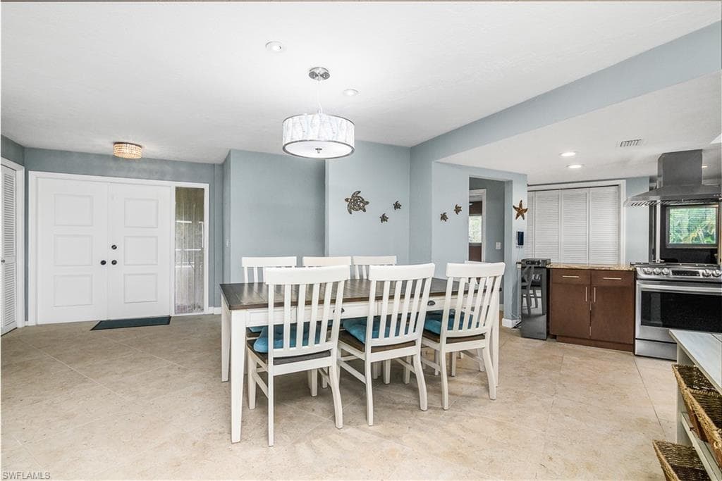 330 Country Club Dr, Naples, FL 34110-8