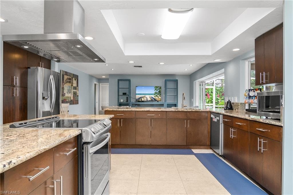 330 Country Club Dr, Naples, FL 34110-11