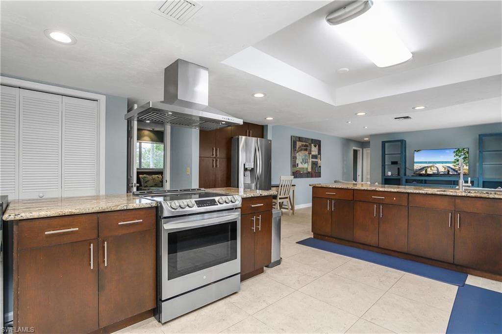 330 Country Club Dr, Naples, FL 34110-12