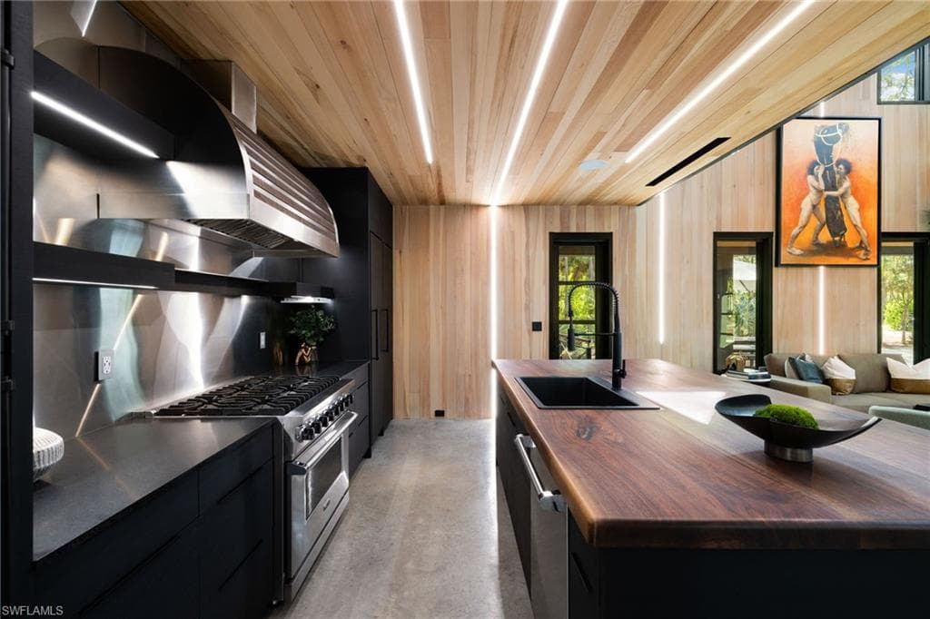 805 24th Ave NW, Naples, FL 34120-9