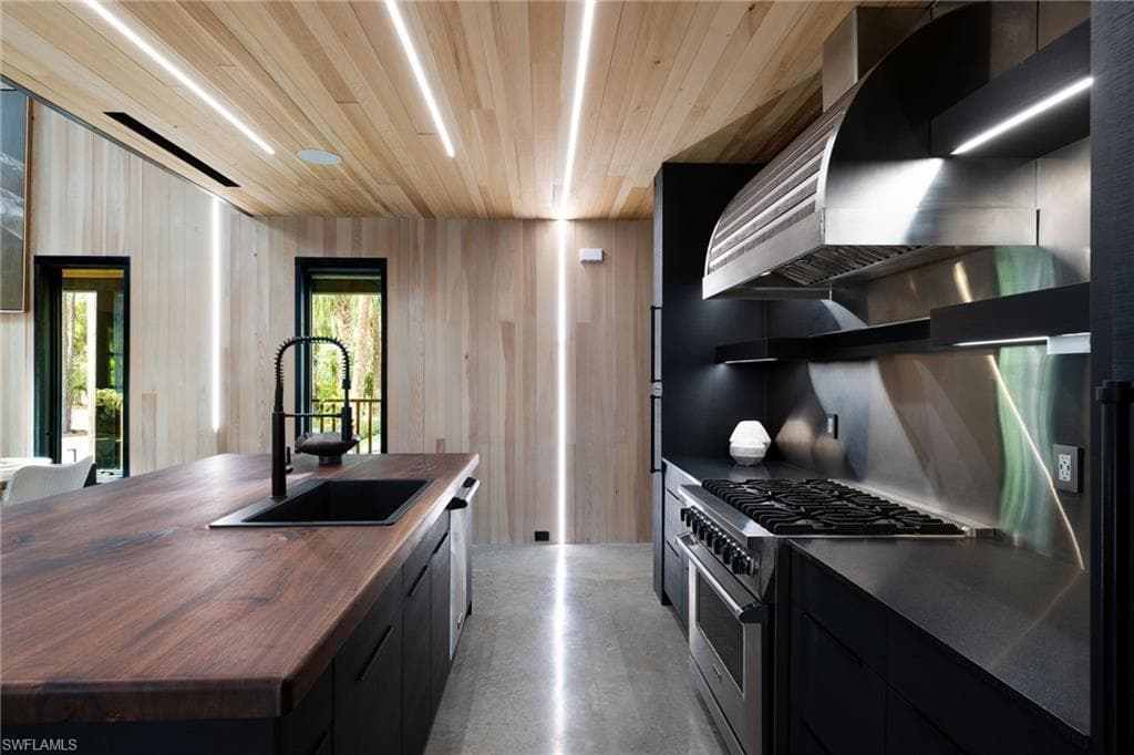 805 24th Ave NW, Naples, FL 34120-11