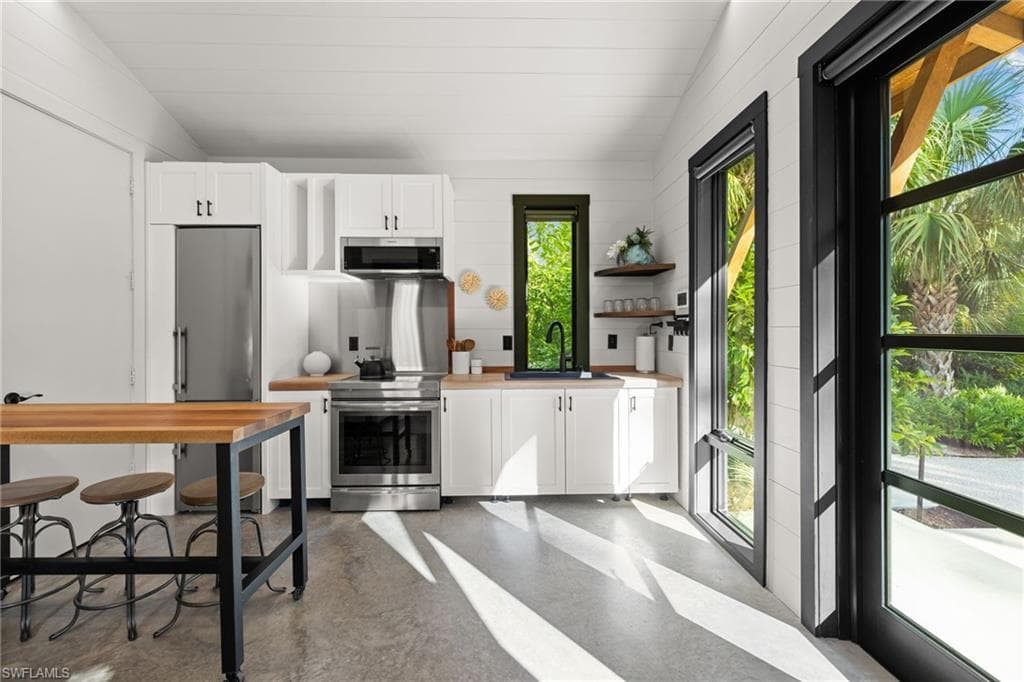 805 24th Ave NW, Naples, FL 34120-27