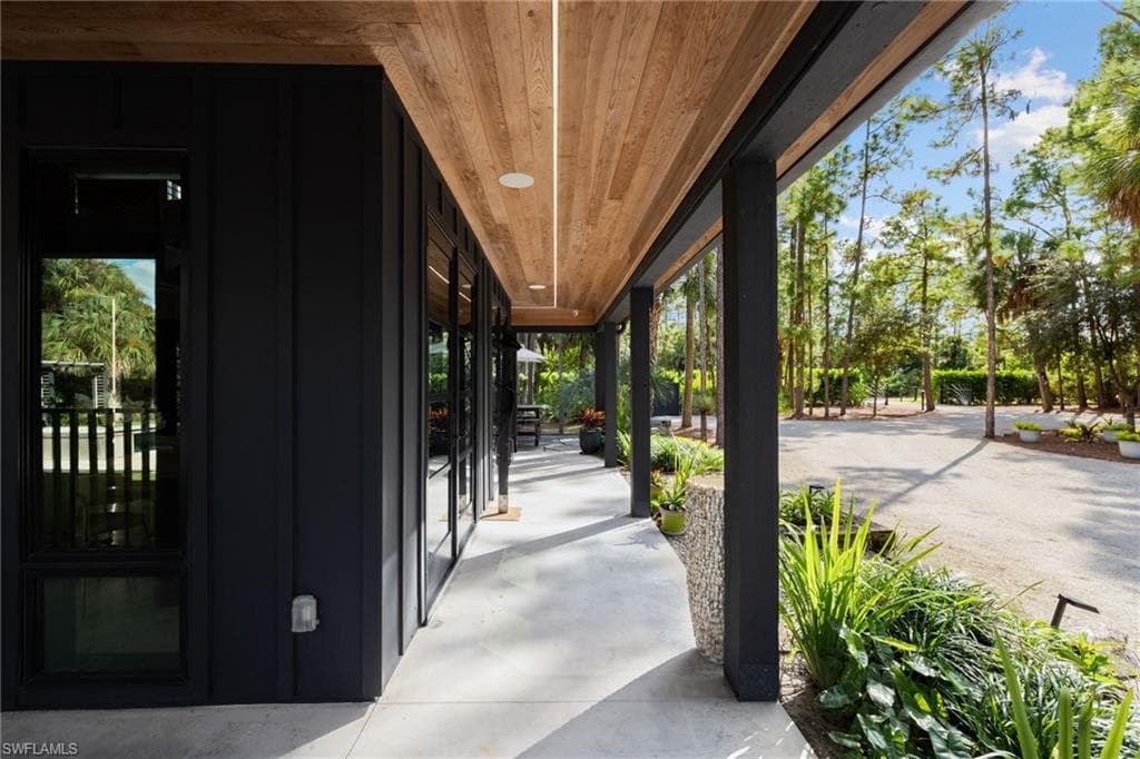 805 24th Ave NW, Naples, FL 34120-5