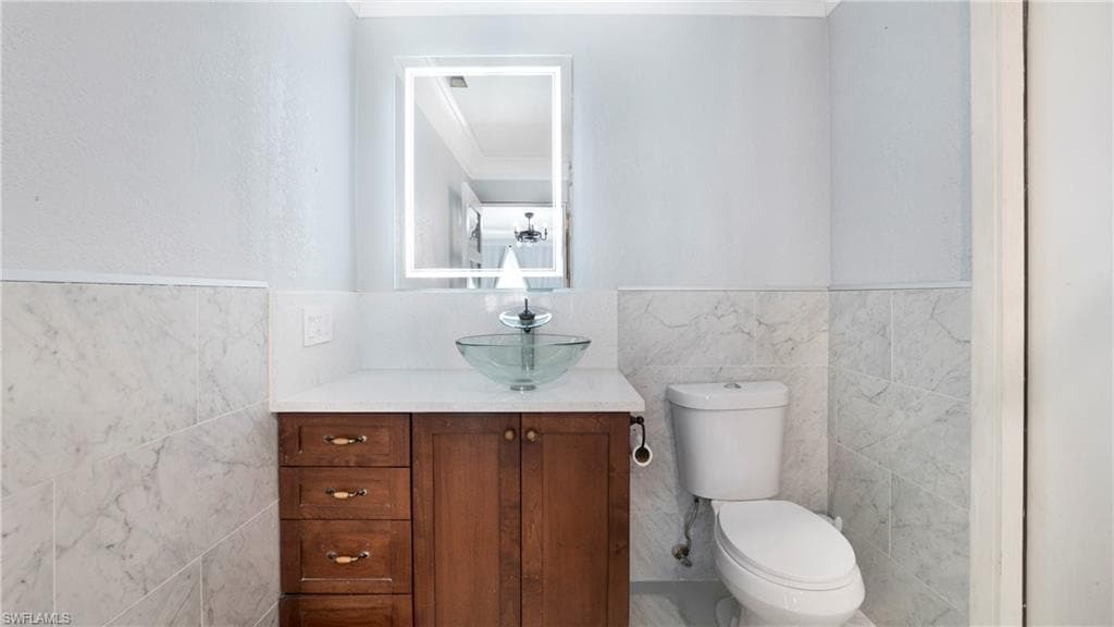 410 11th St NW, Naples, FL 34120-21