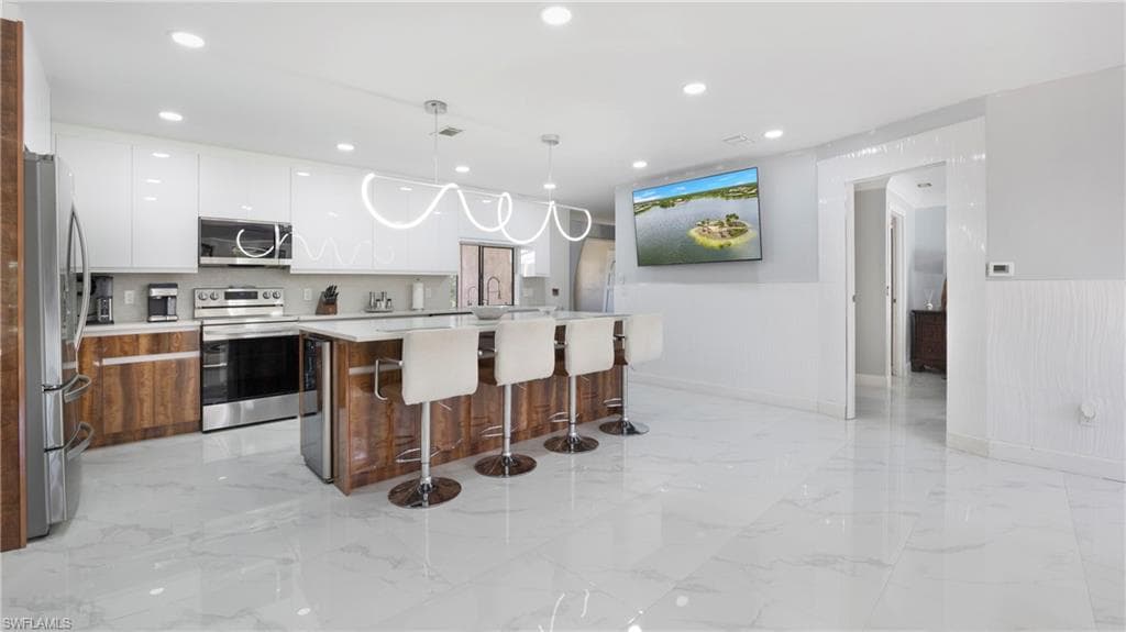 410 11th St NW, Naples, FL 34120-22