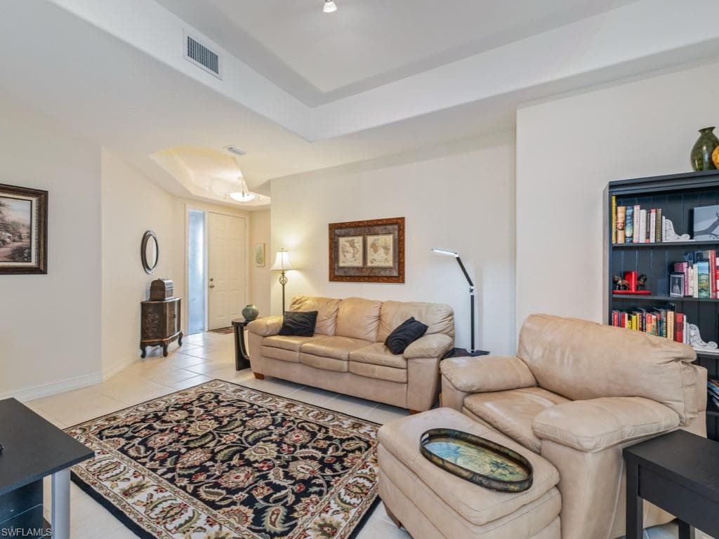 6049 Ashford Ln 201, Naples, FL 34110-8