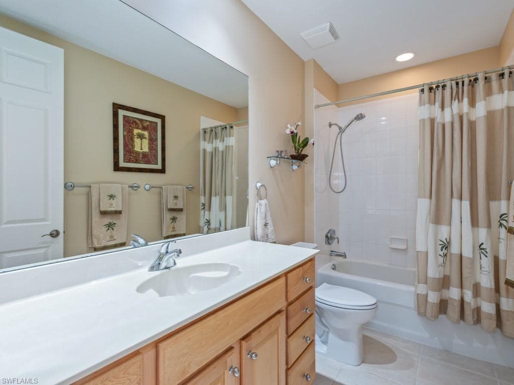 6049 Ashford Ln 201, Naples, FL 34110-16