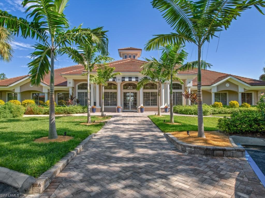 6049 Ashford Ln 201, Naples, FL 34110-42