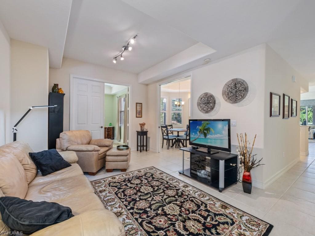 6049 Ashford Ln 201, Naples, FL 34110-7