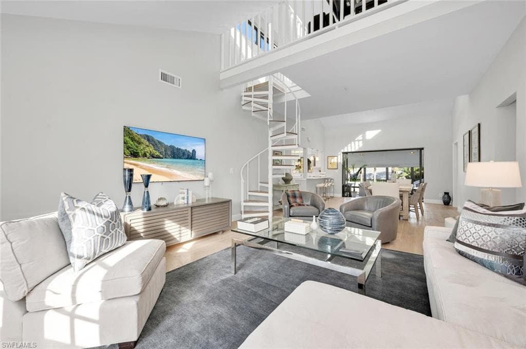 314 7th Ave S 8, Naples, FL 34102-1