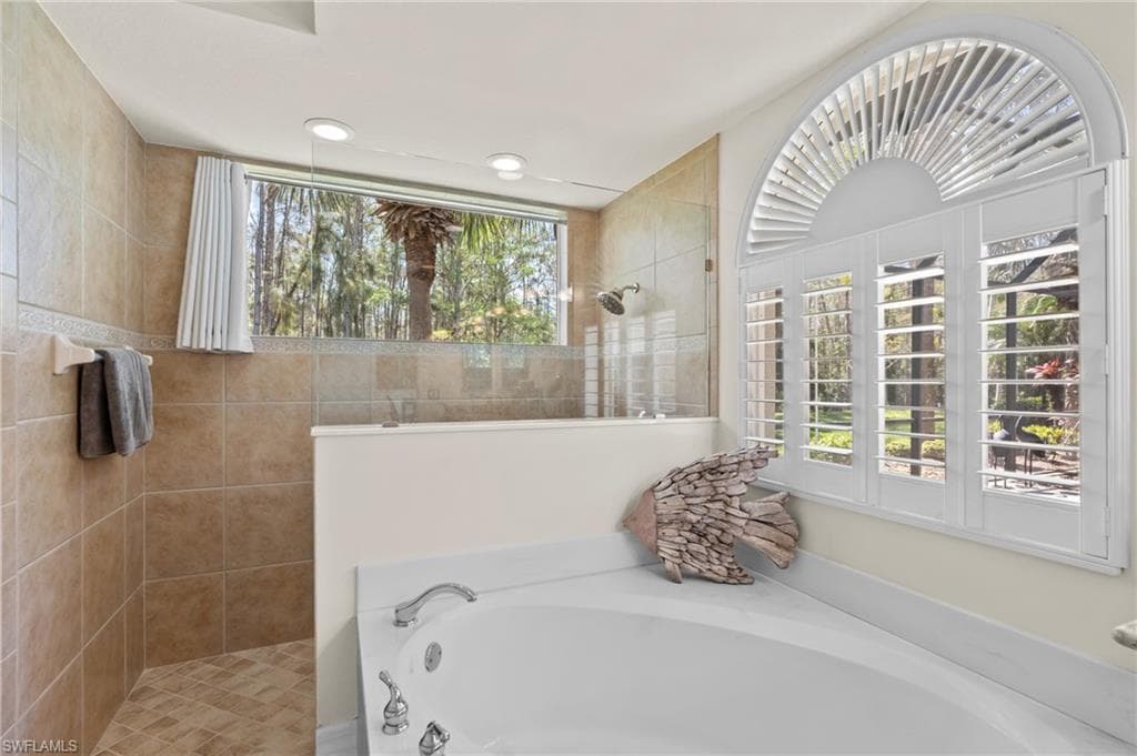 2874 Lone Pine Ln, Naples, FL 34119-24