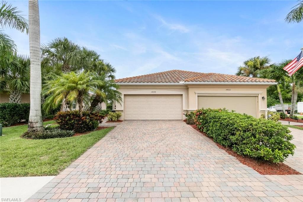 14598 Grapevine Dr, Naples, FL 34114-2