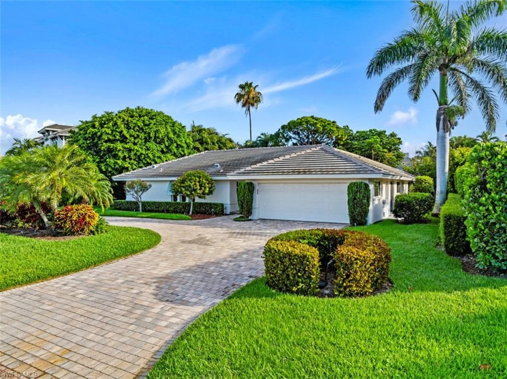 635 Fountainhead Ln, Naples, FL 34103-27