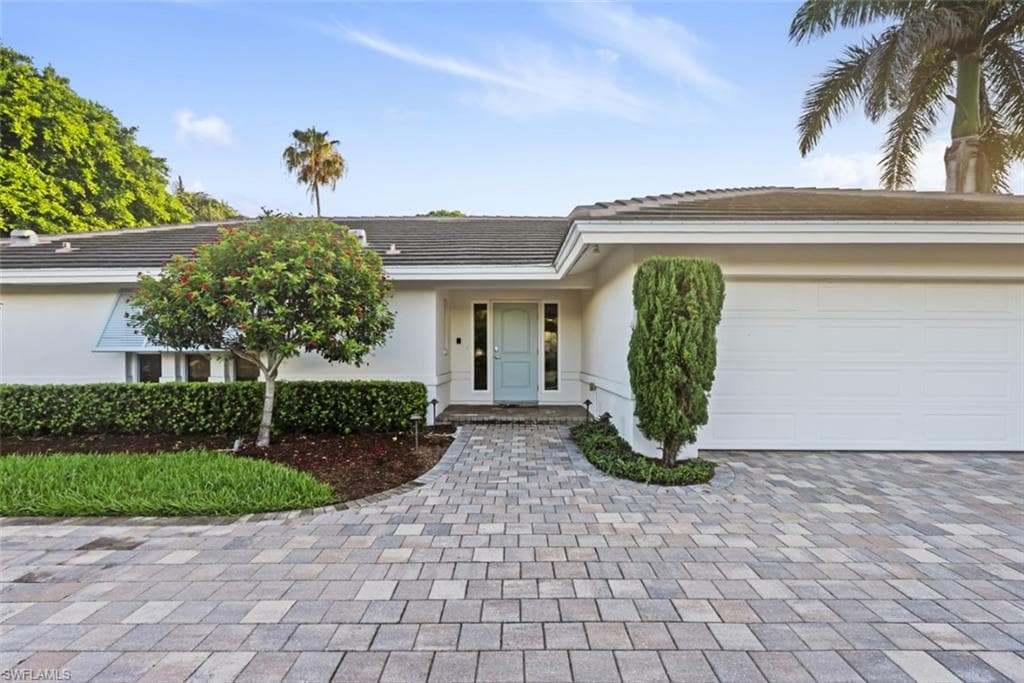 635 Fountainhead Ln, Naples, FL 34103-28