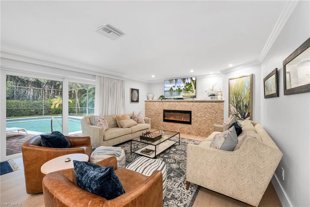 635 Fountainhead Ln, Naples, FL 34103-2