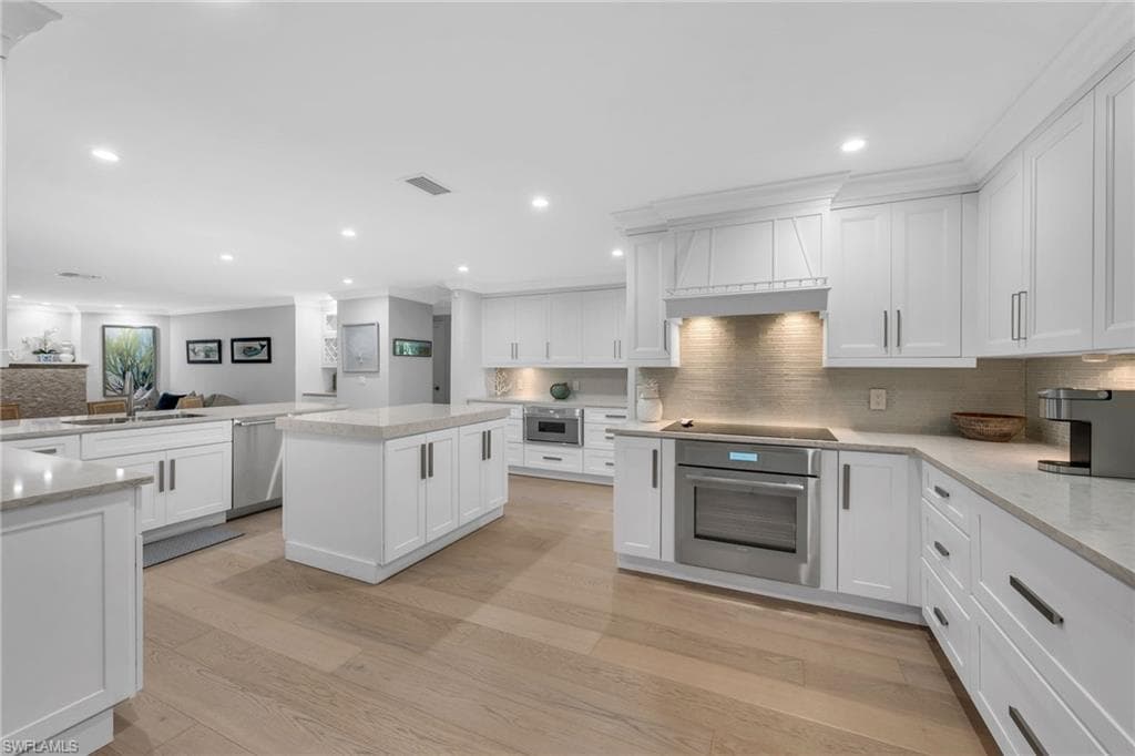 635 Fountainhead Ln, Naples, FL 34103-4