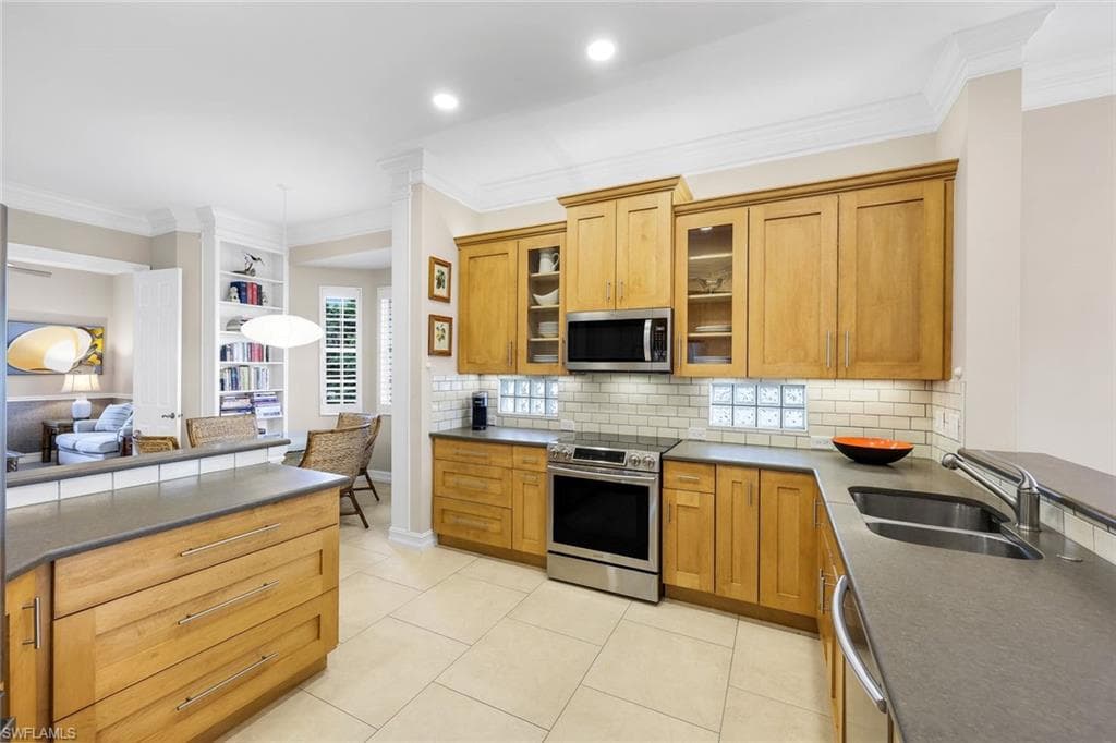 805 Bentwater Cir 101, Naples, FL 34108-8