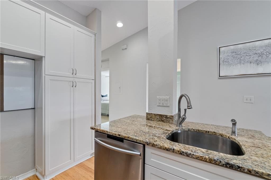 834 Gulf Pavilion Dr 201, Naples, FL 34108-8