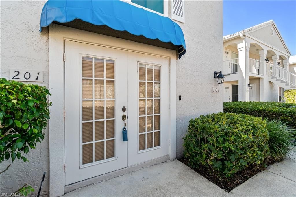 834 Gulf Pavilion Dr 201, Naples, FL 34108-2