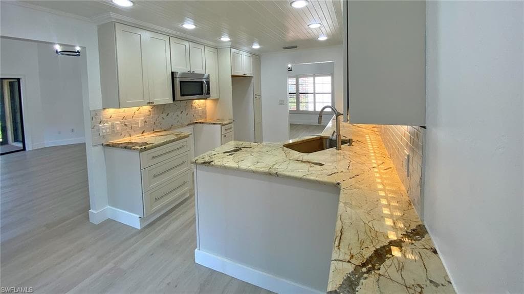 718 Reef Point Cir, Naples, FL 34108-11