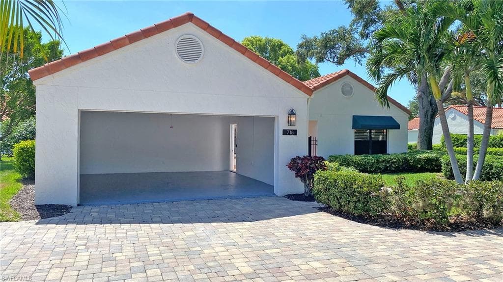 718 Reef Point Cir, Naples, FL 34108-17
