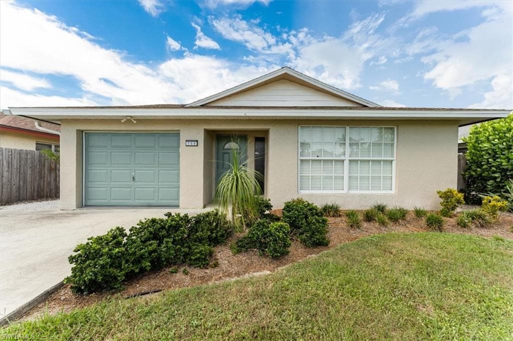 755 106th Ave N, Naples, FL 34108-2