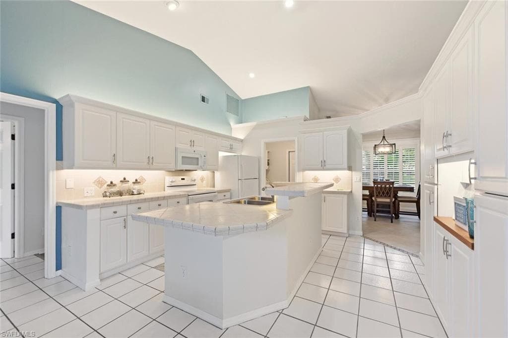 157 Versailles Cir, Naples, FL 34112-10