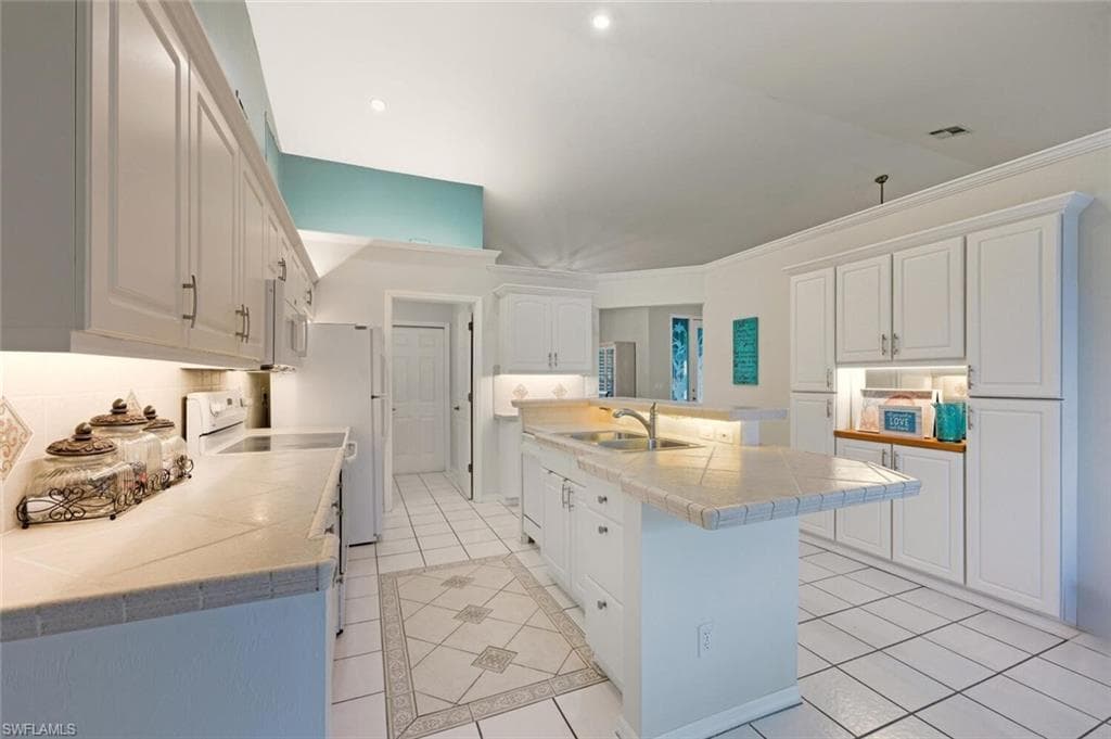 157 Versailles Cir, Naples, FL 34112-11