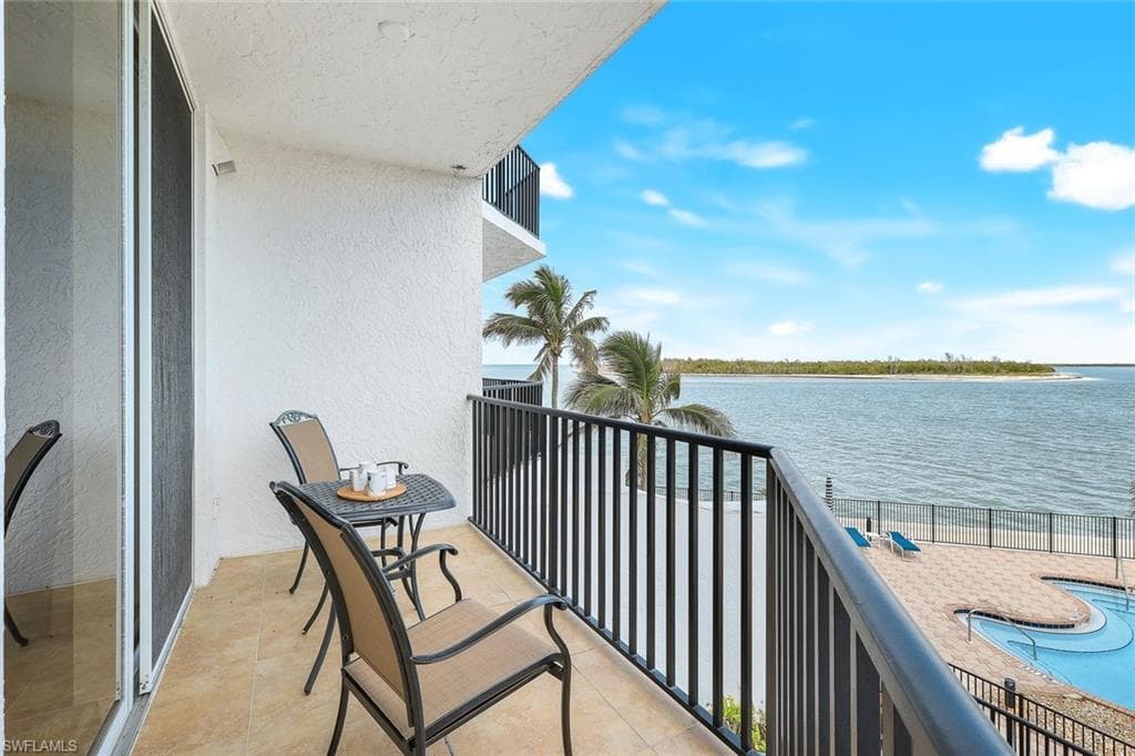 700 La Peninsula Blvd 206, Naples, FL 34113-27